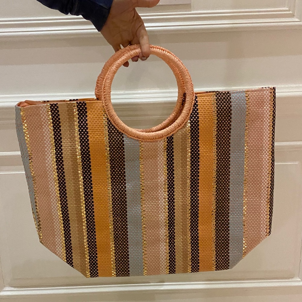 STUNNING BEACH TOTE WITH SHIMMER LINING AND MULTICOLOR.